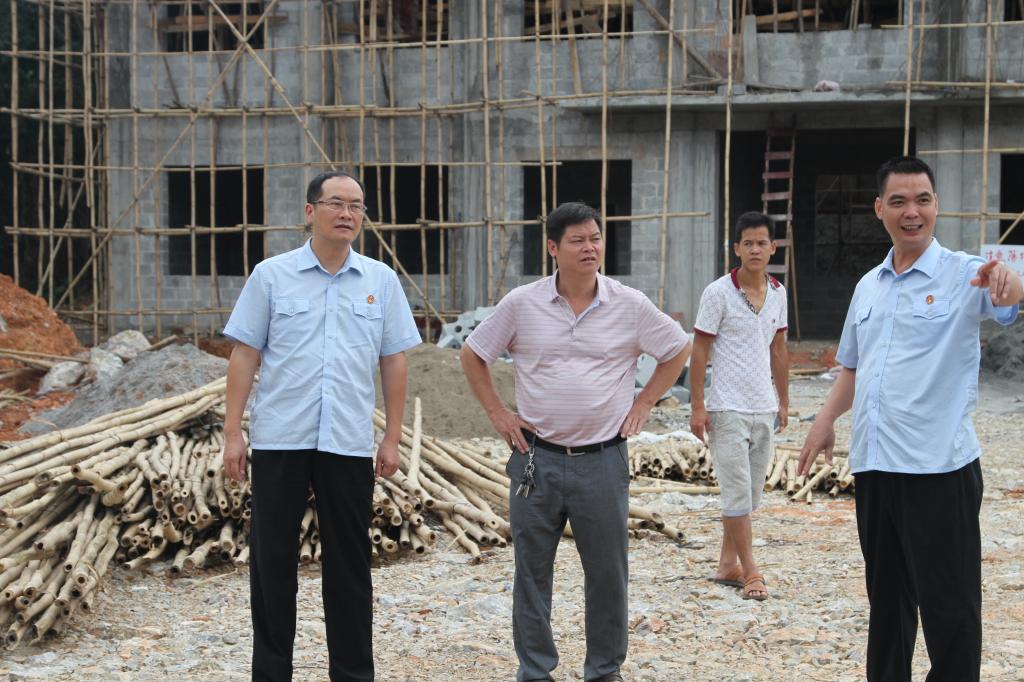 查看现场施工情况