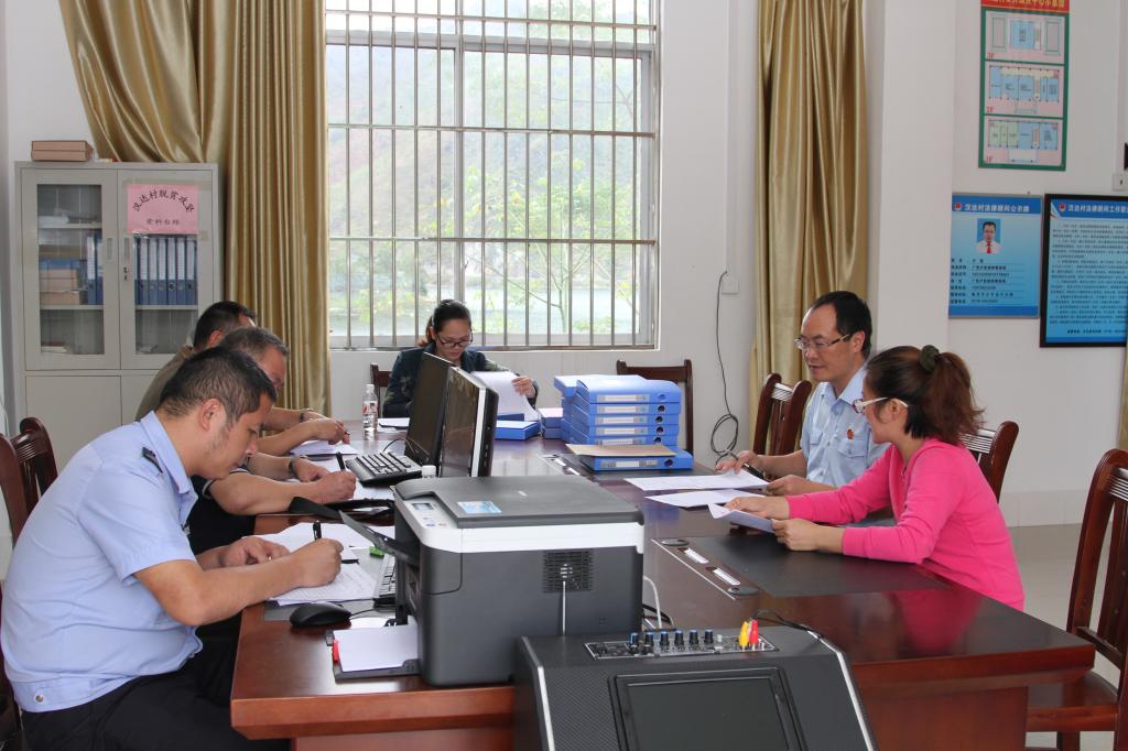 谢灵俊与村干座谈